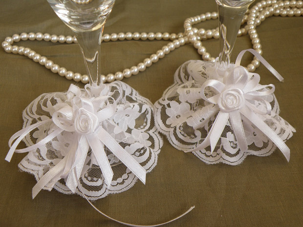 Decorative white laces for wedding glasses